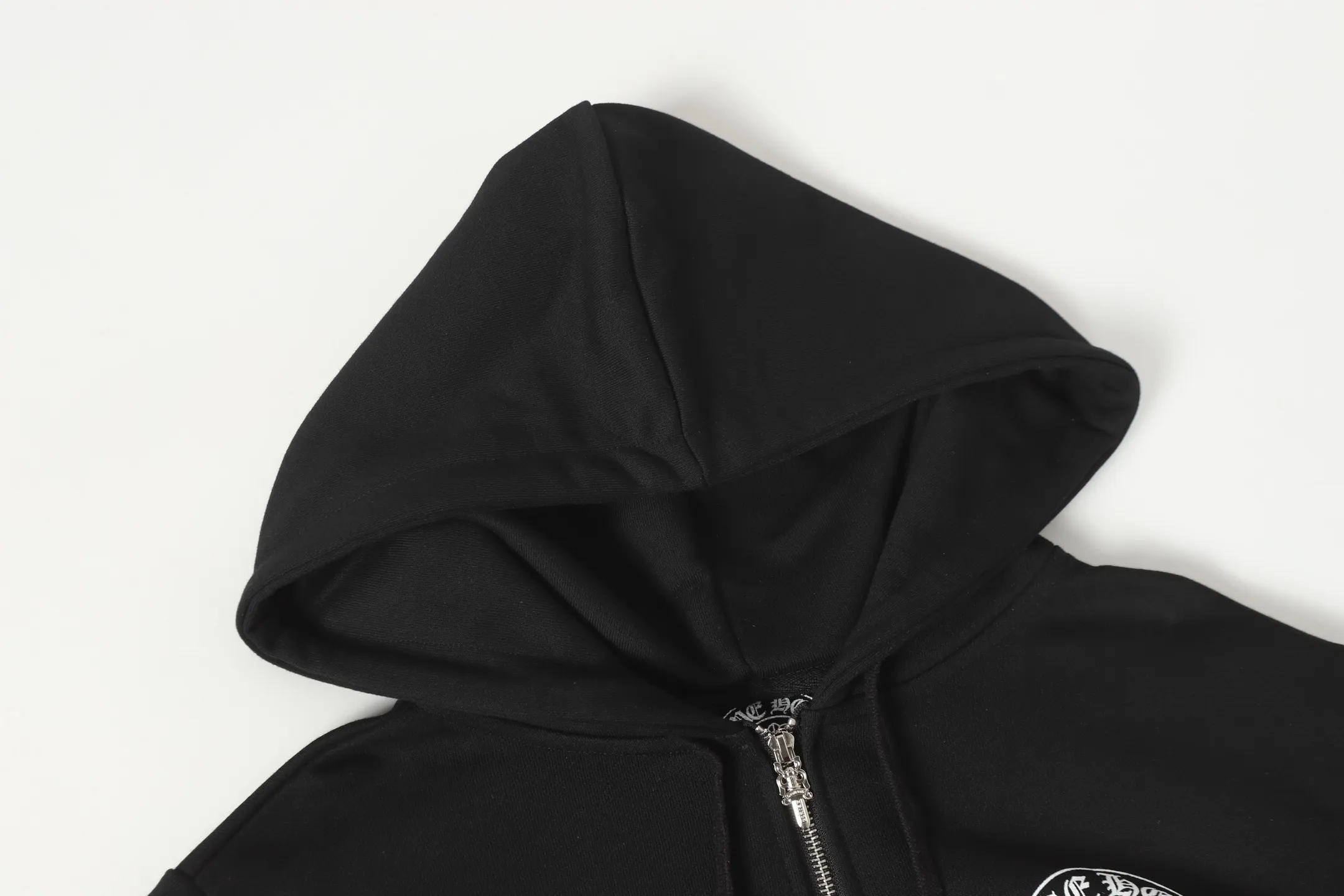 Q8—P230 -Chrome Hearts/Chrome Hearts printed zipper sweatshirt cardigan jacket -420 grams of high-density, high-quality wool, soft, delicate and skin-friendly, soft and silky to the touch, warm and skin-friendly -The hardware zipper accessories are all customized and full of details -Colour: black white -Size: S M L XL